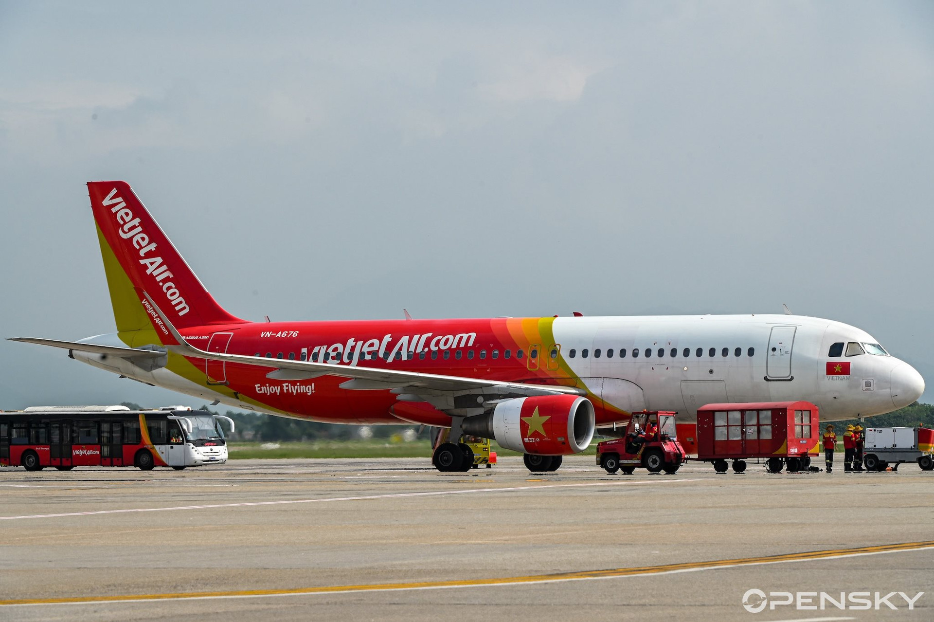 Tàu bay của Vietjet mang dấu hiệu đăng ký VN-A676 và in quốc kỳ trên thân. Ảnh: Thắng Nguyễn.