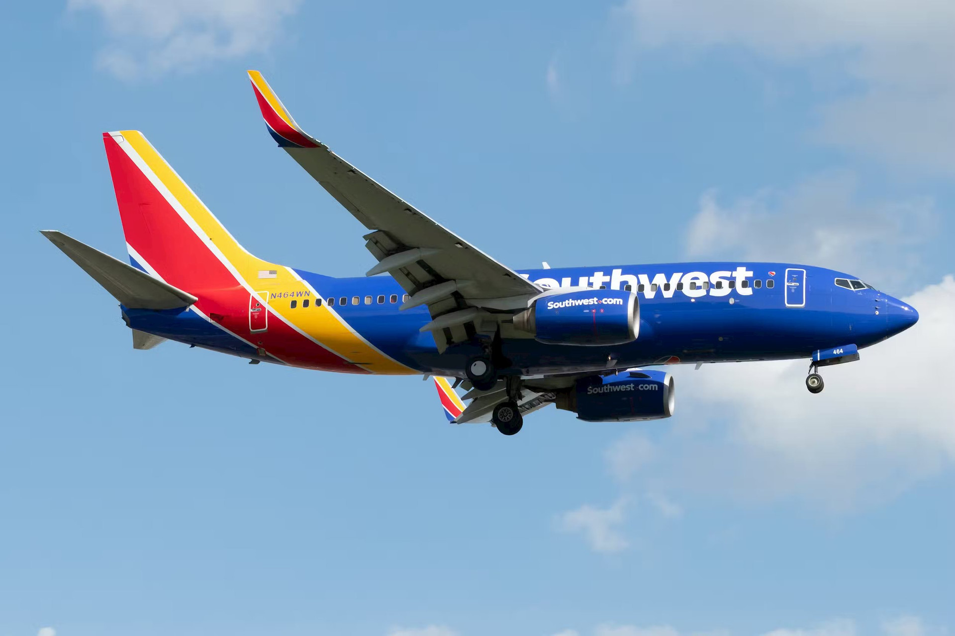 southwest-airlines-boeing-737-700-flying-vincenzo-pace-simple-flying.jpg