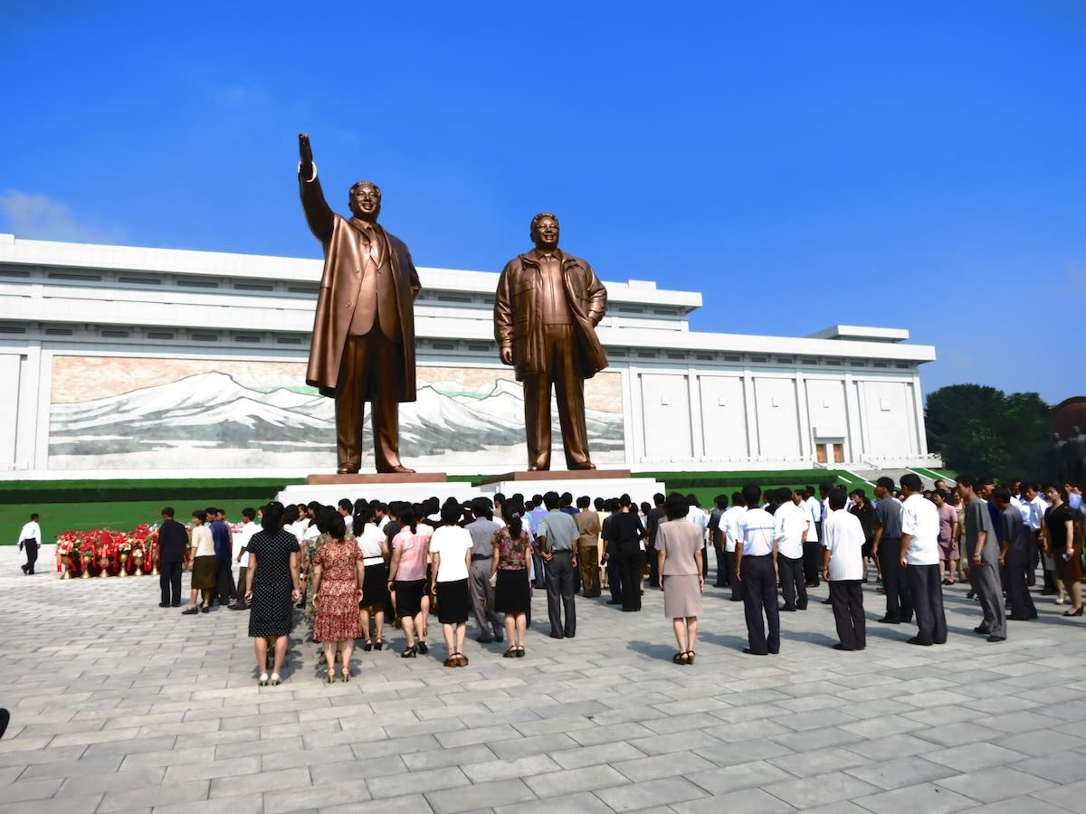 131202121054-5-north-korea-tourism-kim-statues.jpg