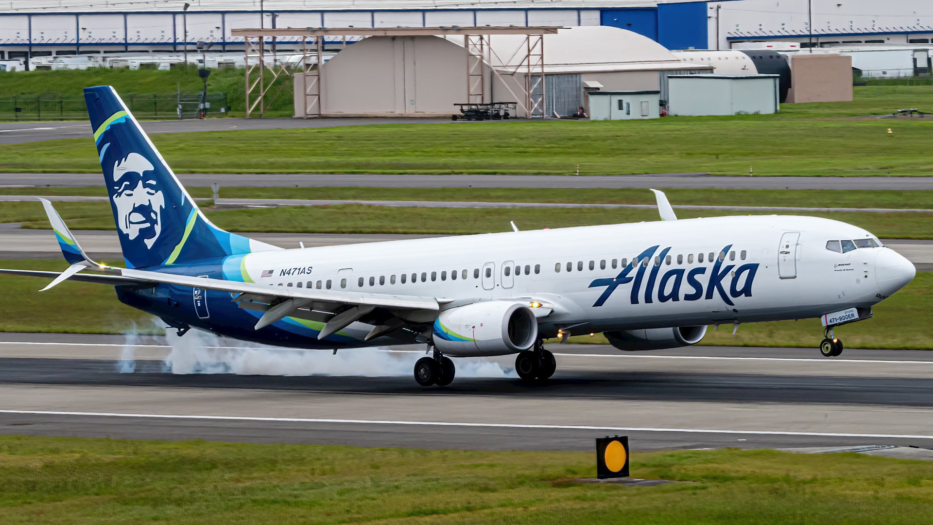 full_size_of_737-900er-of-alaska-airlines-smoking-the-mains-on-a-pdx-touchdown_01-1.jpeg