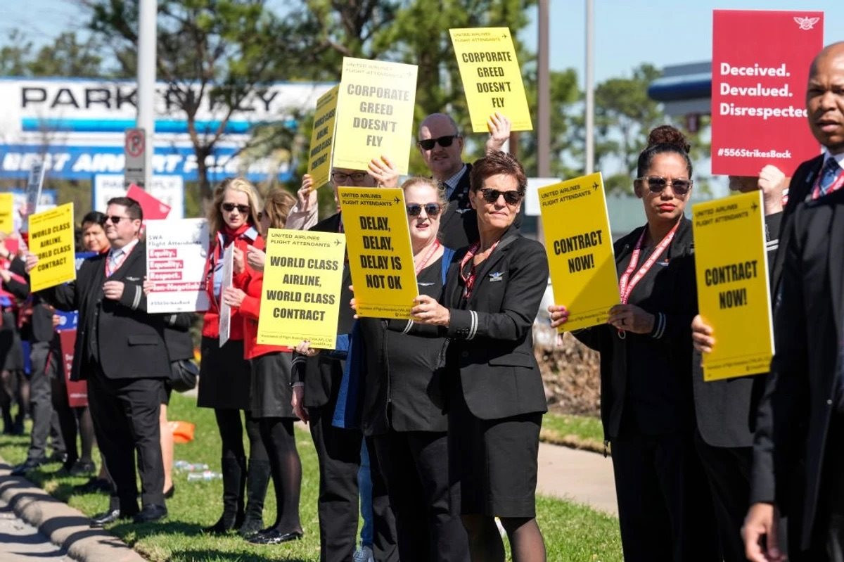 united-airlines-flight-attendants-on-a-picket-line.jpeg