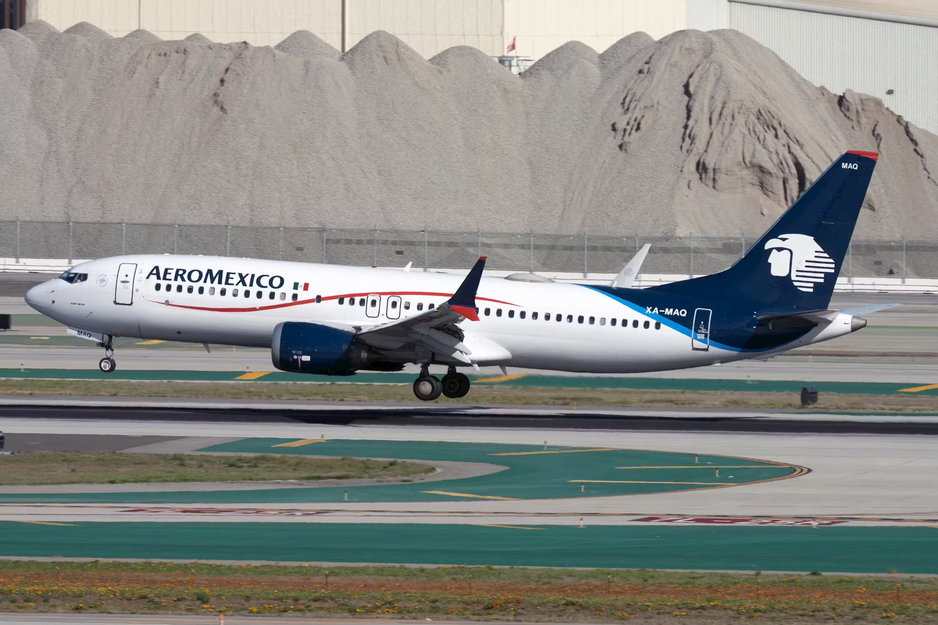 aeromexico-boeing-737-max-8-landing-vincenzo-pace-simple-flying.jpeg