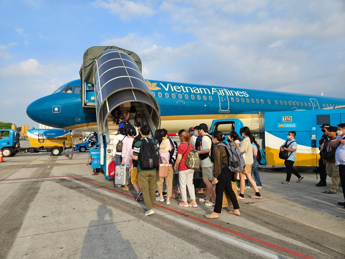 Ảnh 2. Vietnam Airlines dự kiến cung ứng khoảng 2 triệu chỗ trong dịp cao điểm Tết Nguyên đán 2025