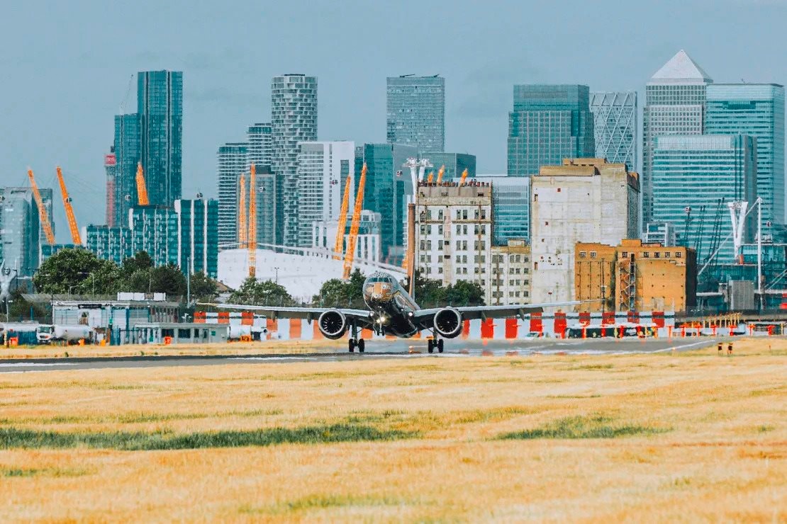 Một chiếc Embraer E195-E2 tại sân bay London City (Anh). Ảnh: Embraer.