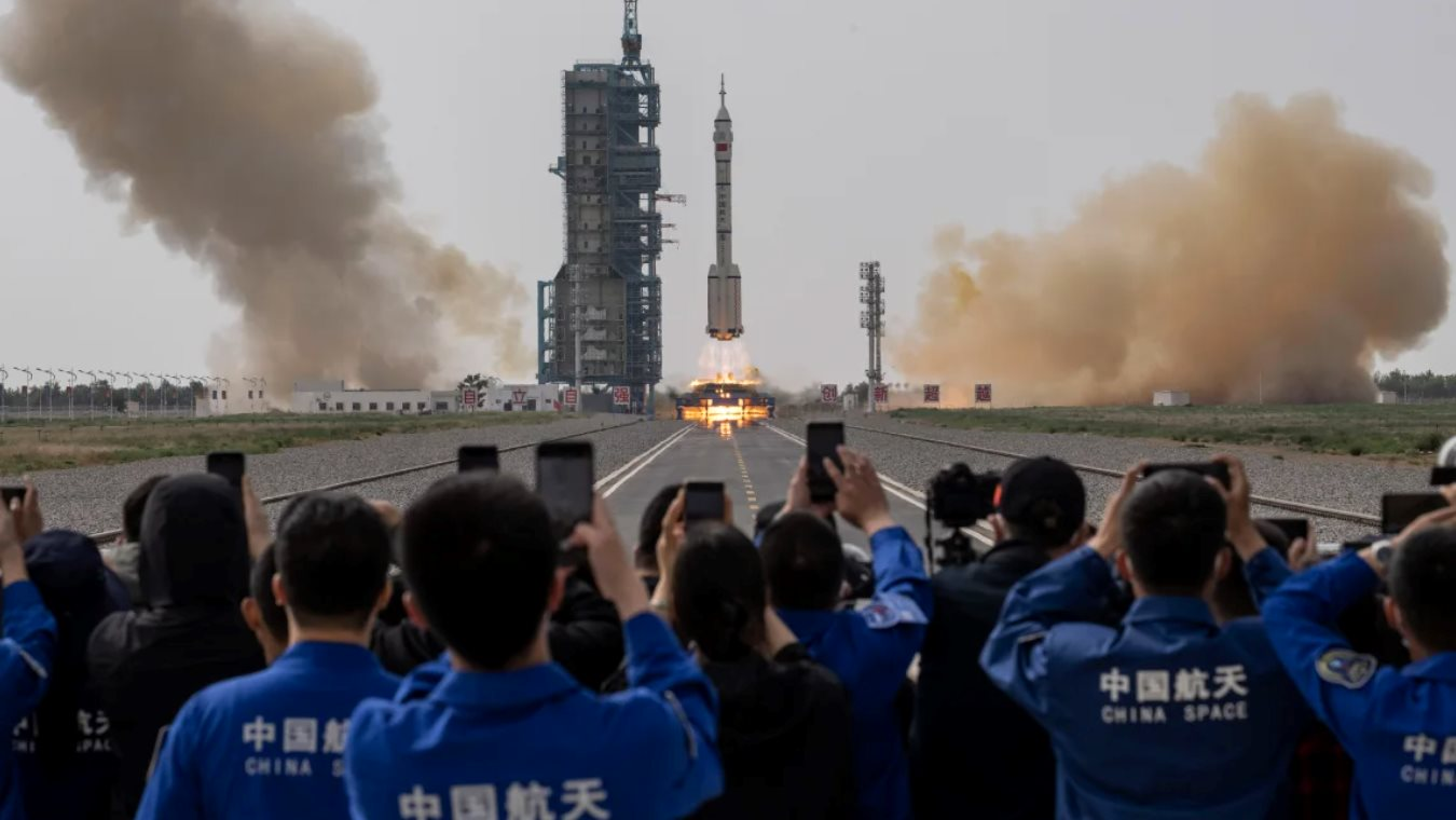 Đám đông đang theo dõi ba phi hành gia phóng lên tàu Trường Chinh 2F tại Trung tâm phóng vệ tinh Jiuquan của Trung Quốc vào ngày 30/5/2023. Mẫu tên lửa tương tự được sử dụng để phóng con tàu vũ trụ hồi tháng 12. Ảnh: Getty Images.