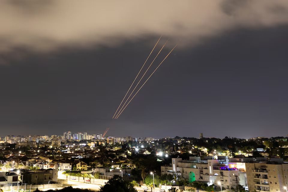 Hệ thống chống tên lửa Iron Dome của Israel đánh chặn tên lửa. Ảnh chụp từ Ashkelon, Israel, ngày 1/10. Ảnh: Reuters.