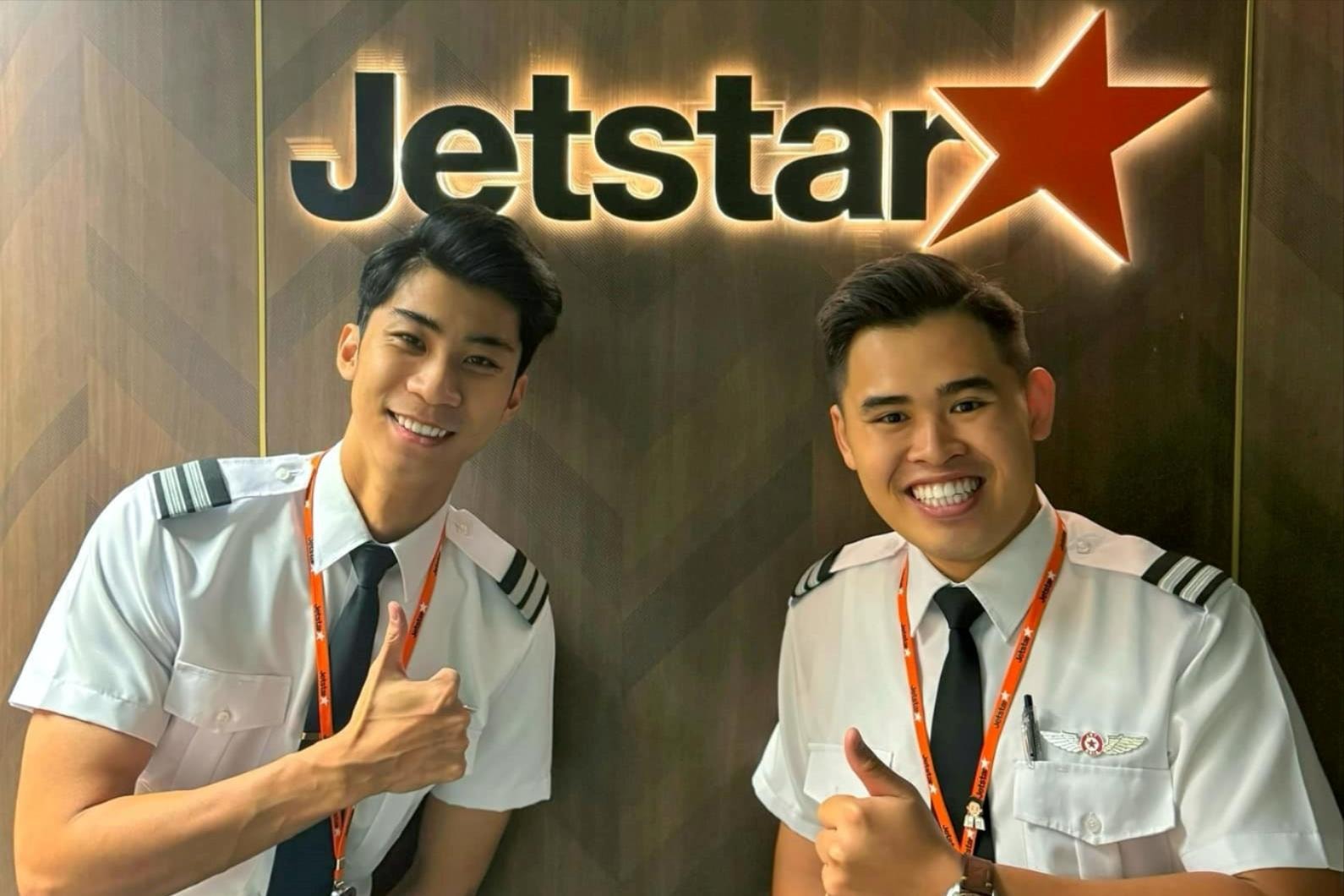 Trụ Nguyễn chụp ảnh cùng bạn thân cũng trúng tuyển Jetstar Asia. Ảnh: Trụ Nguyễn.