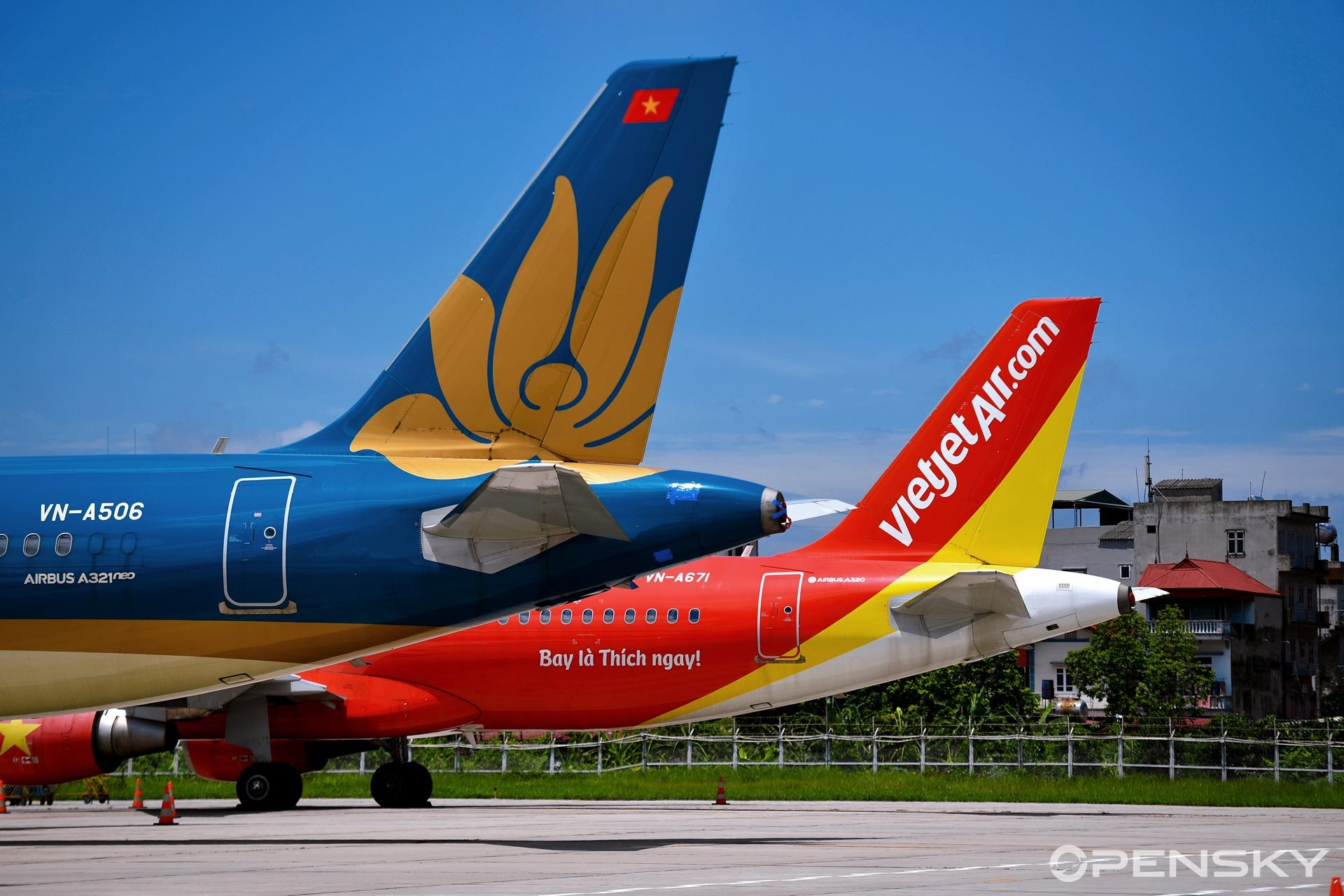 Tàu bay của Vietjet, Vietnam Airlines. Ảnh: Thắng Nguyễn.