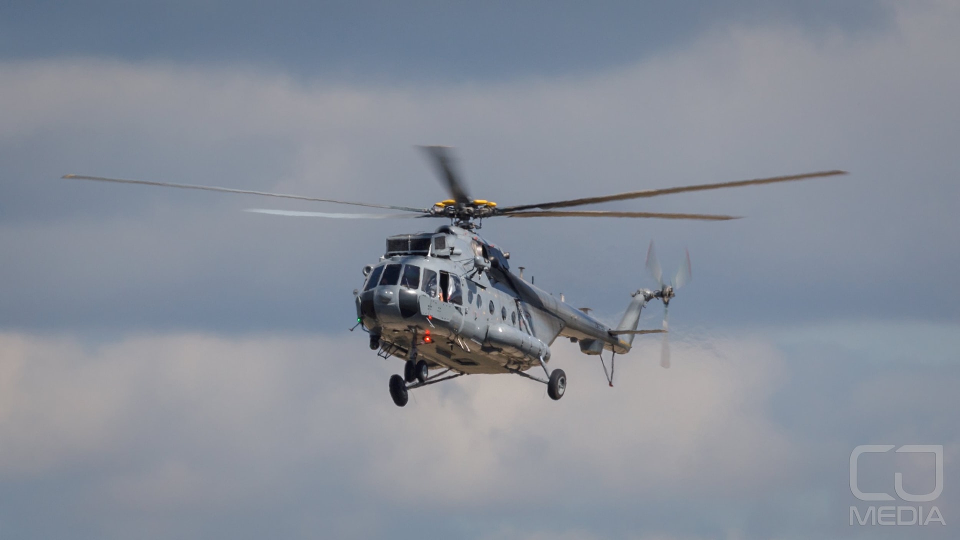 Mi-17 toi san bay My (1)