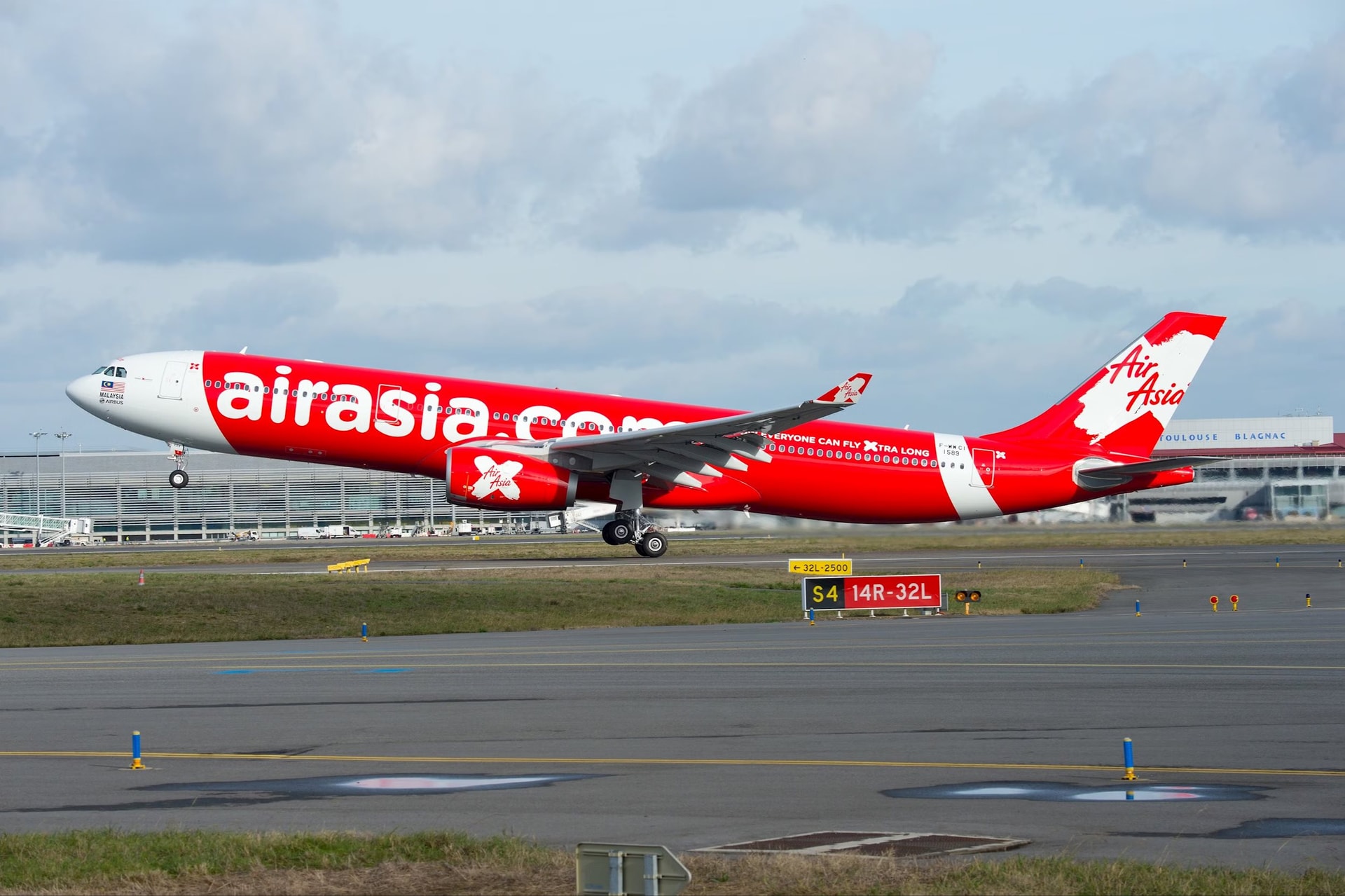 a330-msn1589-airasia-x-take-off.jpeg