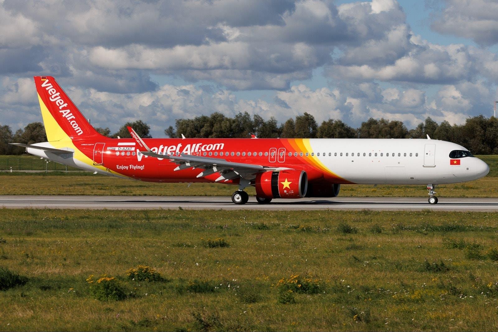 d-azat-vietjetair-airbus-a321-271nx_planespottersnet_1658266_0fcc408d31_o(1).jpg