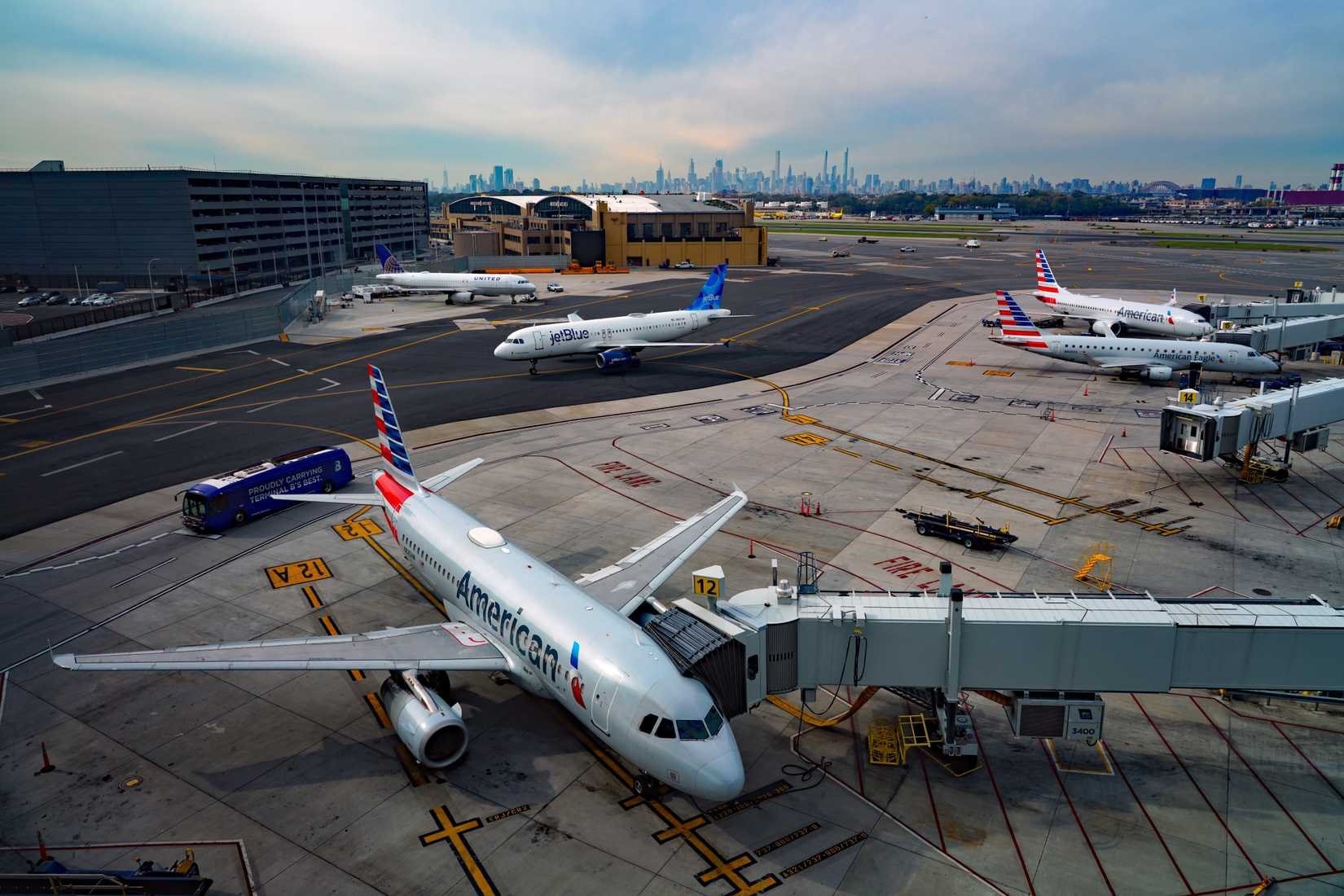 american-airlines-and-jetblue-aircraft-at-jfk-shutterstock_2407069165.jpg