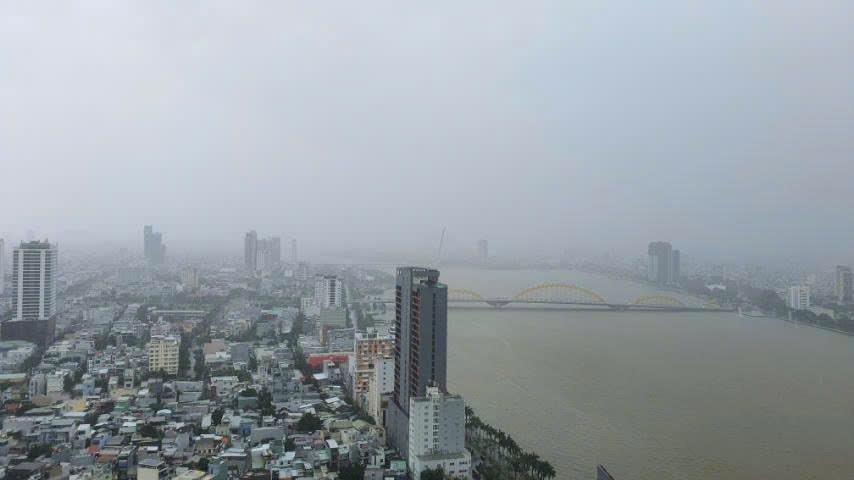 Thành phố Đà Nẵng cũng có mưa lớn khiến các chuyến bay nội địa đến và đi phải tạm dừng dài nhất trong số 4 sân bay chịu ảnh hưởng của bão Trami. Ảnh: Minh Hà.