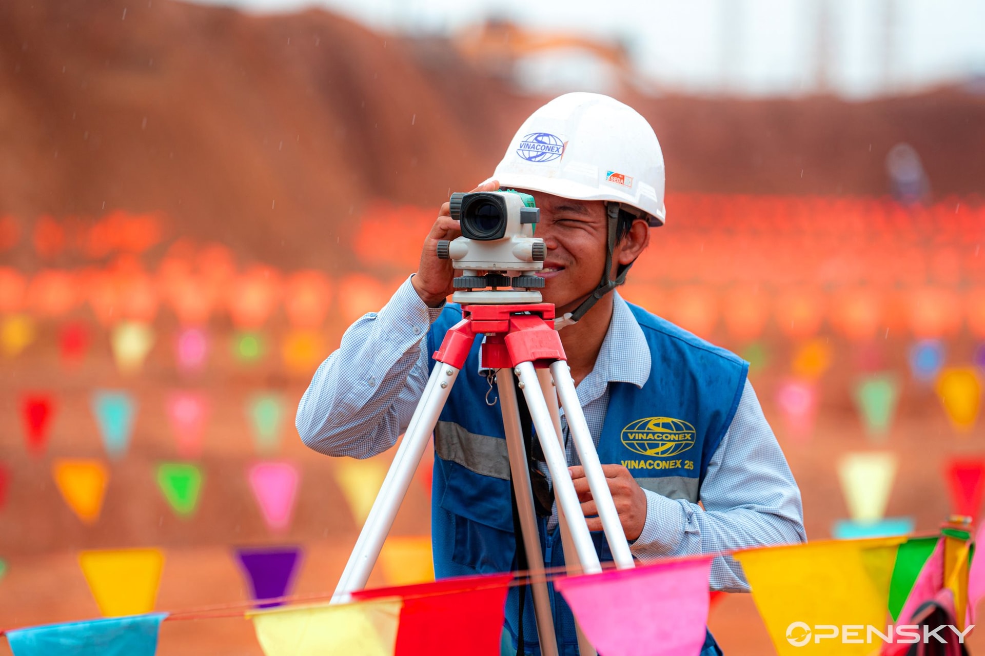 Các công nhân, kỹ sư đang triển khai đào đất để thi công phần công trình ngầm nhà ga hành khách sân bay Long Thành.