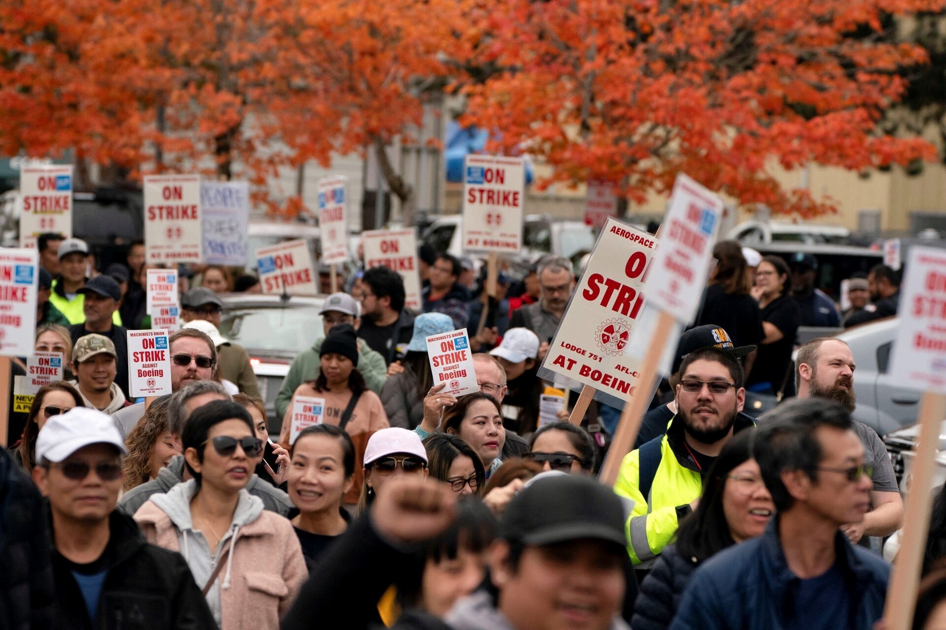 Công nhân Boeing thuộc IAM District 751 tiến hành đình công tại Seattle, Washington (Mỹ) ngày 15/10. Ảnh: Reuters. 