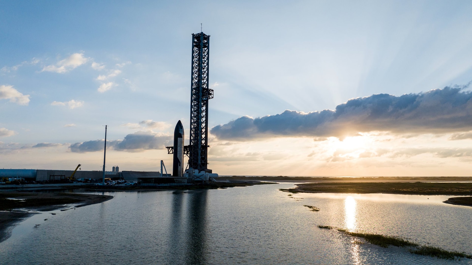 Tầng trên thứ 6 của Starship bên cạnh tháp phóng tại Starbase ở Texas, Mỹ. Ảnh: SpaceX. 