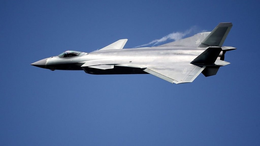 J-20 bay trình diễn. Phần thân vỏ được chế tạo trơn tru, bóng bẩy. Ảnh: Reuters.