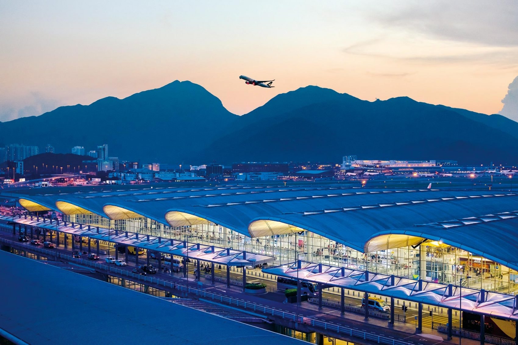 Máy bay trên bầu trời Hong Kong. Ảnh: HKIA.