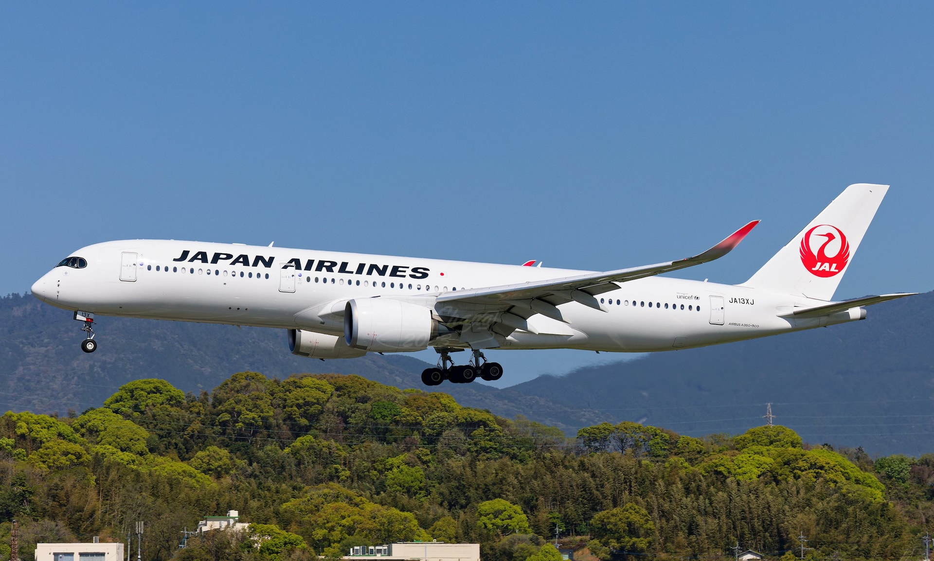 japan_airlines_ja13xj_a350-941_rjff.jpeg