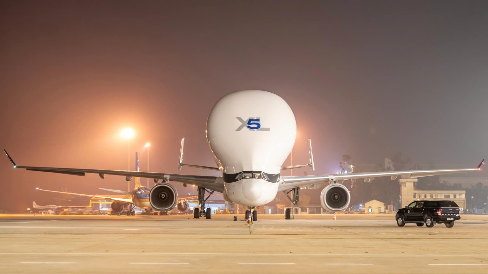 'Cá voi bay' Airbus Beluga XL lần đầu hạ cánh xuống sân bay Nội Bài