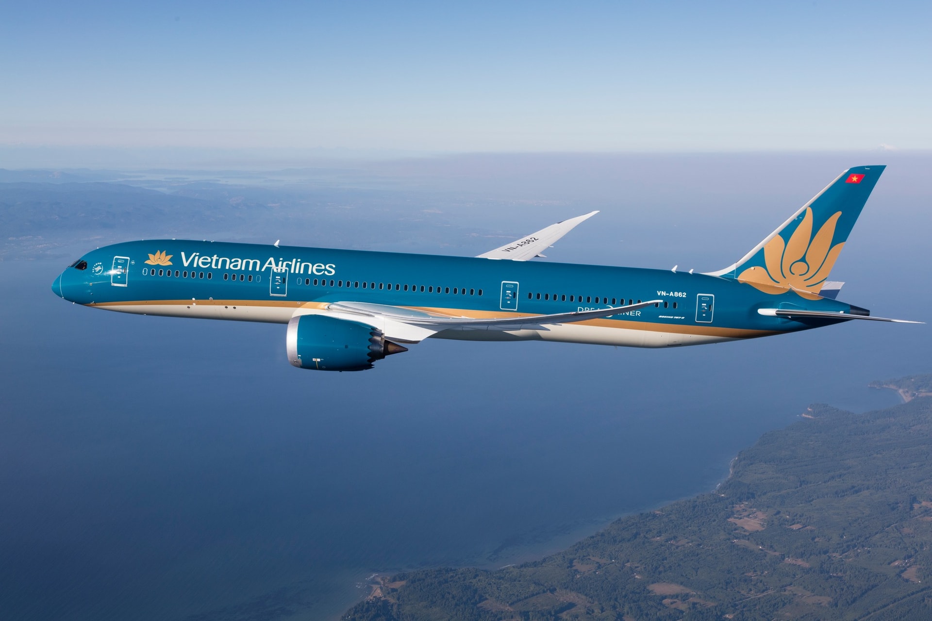 Trong 30 năm qua, Vietnam Airlines đã vận chuyển hơn 300 triệu lượt khách, gần 4,5 triệu tấn hàng hoá, khai thác hơn 1,6 triệu chuyến bay, đạt doanh thu 1,1 triệu tỷ đồng và nộp ngân sách nhà nước hơn 65.300 tỷ đồng. Ảnh: VNA. 