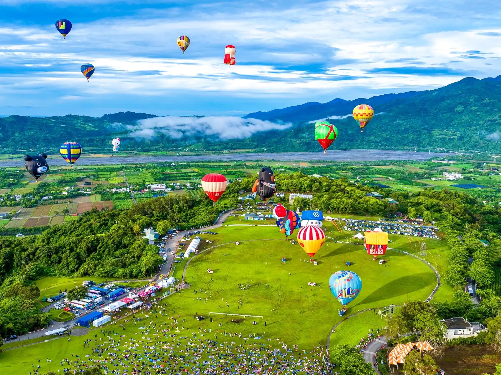 taitung-taiwan-international-balloon-festival-balloons-over-luye.jpeg