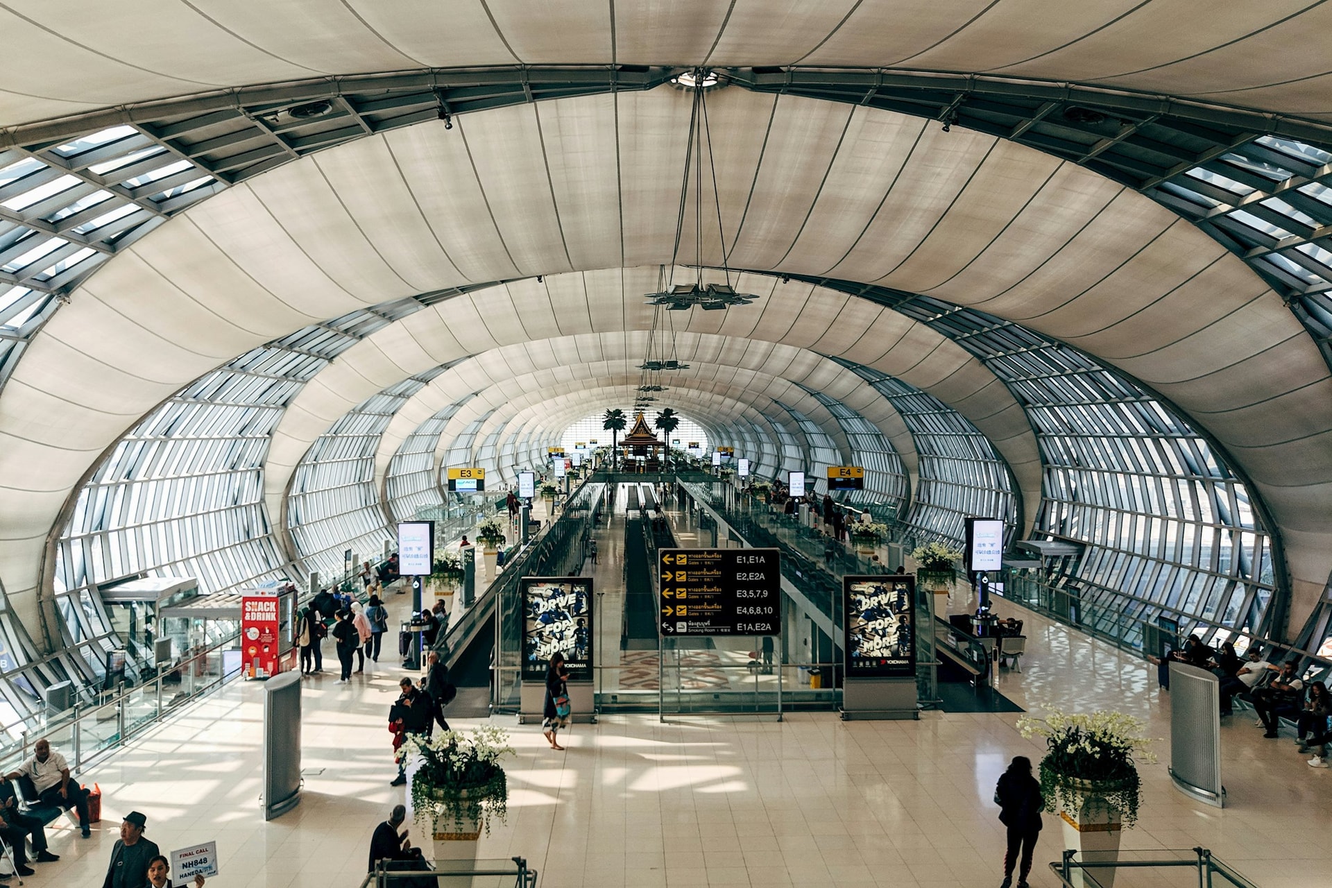 Trước khi đặt vé máy bay đi Bangkok, bạn cần biết thành phố này có hai sân bay quốc tế chính. Ảnh: Unsplash.