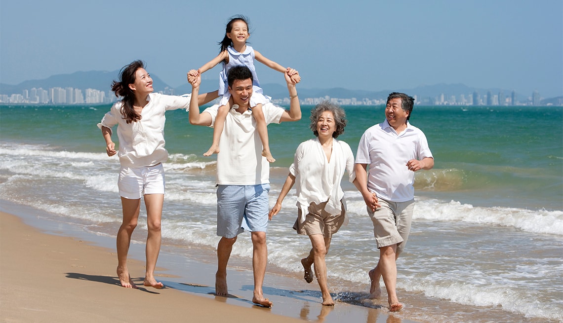 1140-multi-gen-family-at-the-beach.jpg