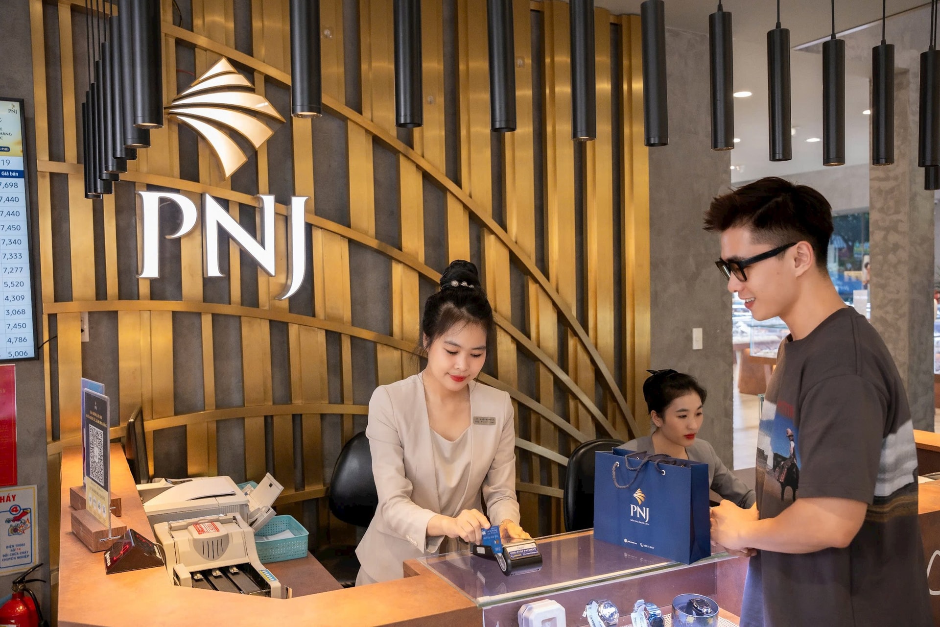Khách hàng trẻ-PNJ