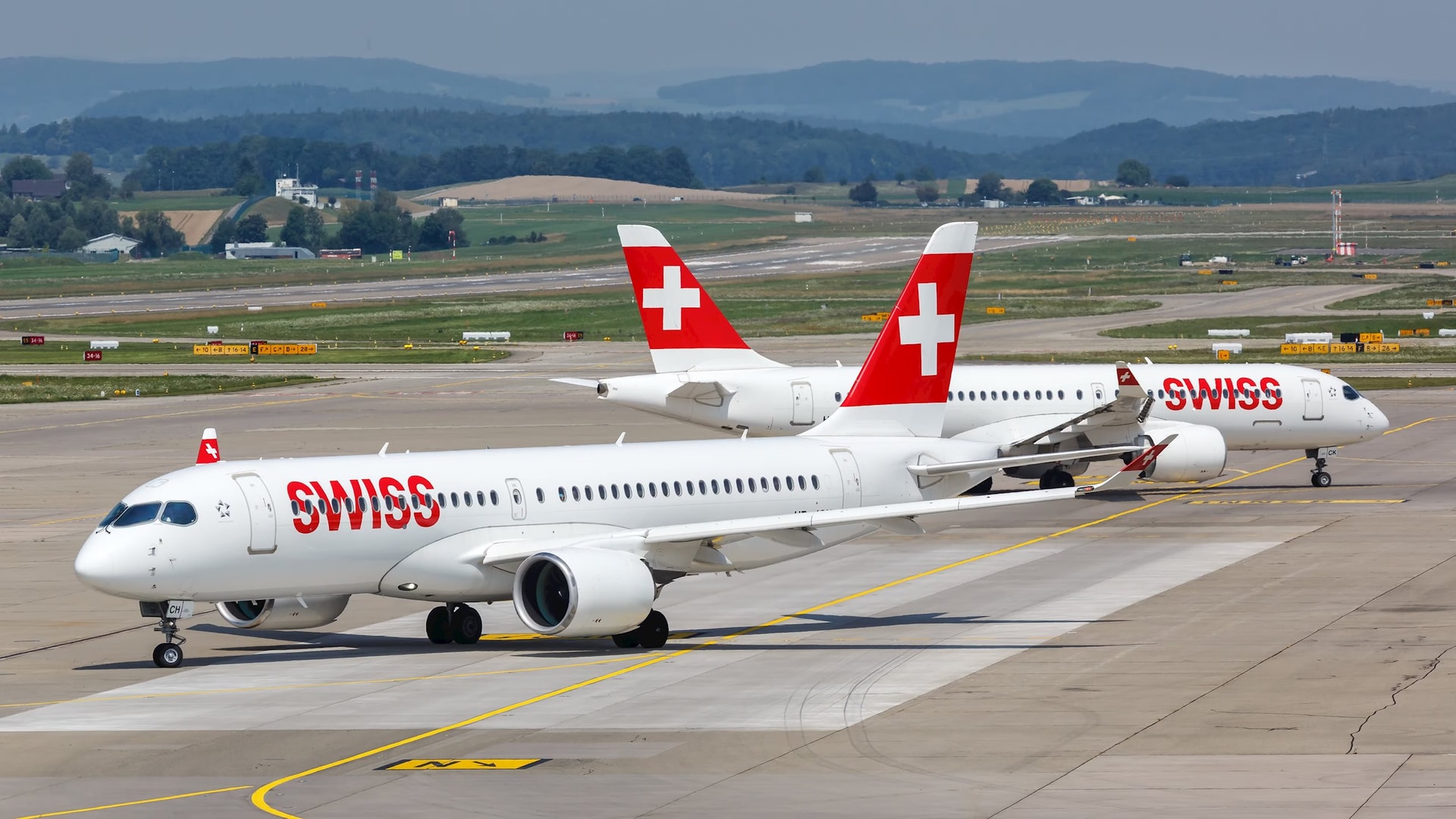 two-swiss-a220-300s-markus-mainka-1.jpeg