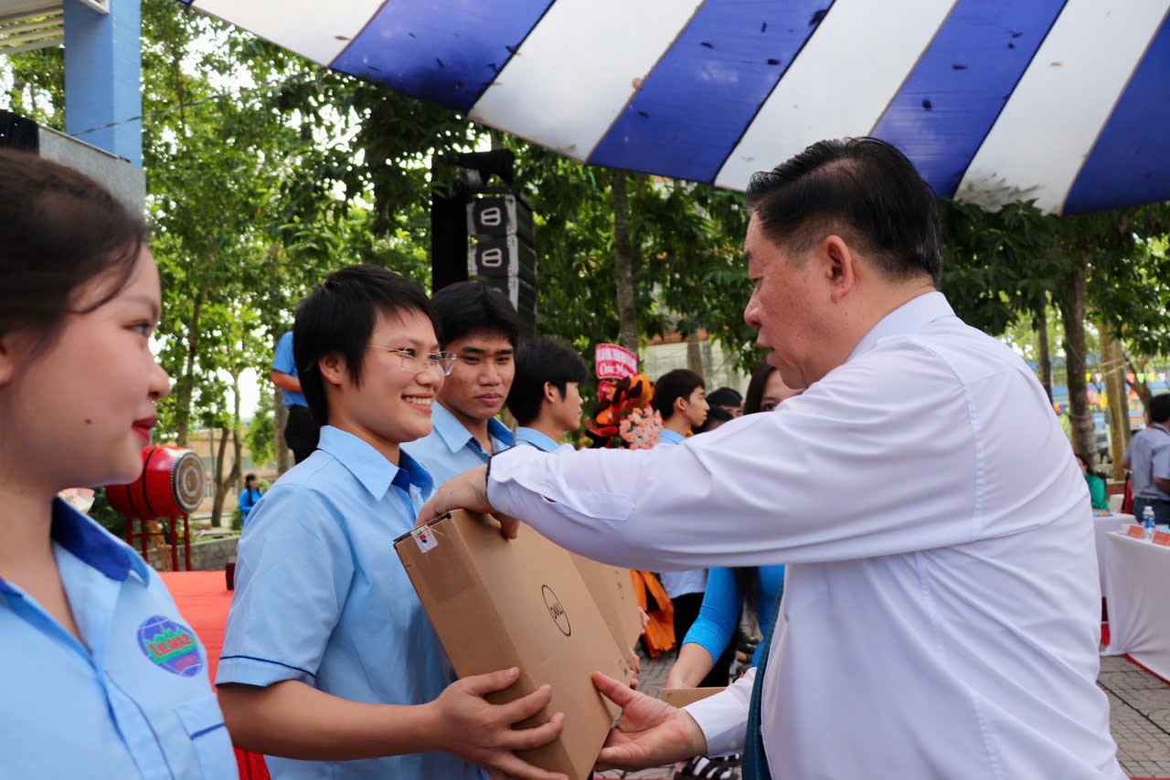 Tại buổi làm việc mới đây với Trường Cao đẳng Công nghệ quốc tế Lilama 2, Trưởng Ban Tuyên giáo Trung ương Nguyễn Trọng Nghĩa cnugx đề nghị nhà trường cần tập trung nắm bắt nhu cầu, đào tạo nhân lực chất lượng cao, phục vụ dự án sân bay Long Thành. Ảnh: Trần Khánh.