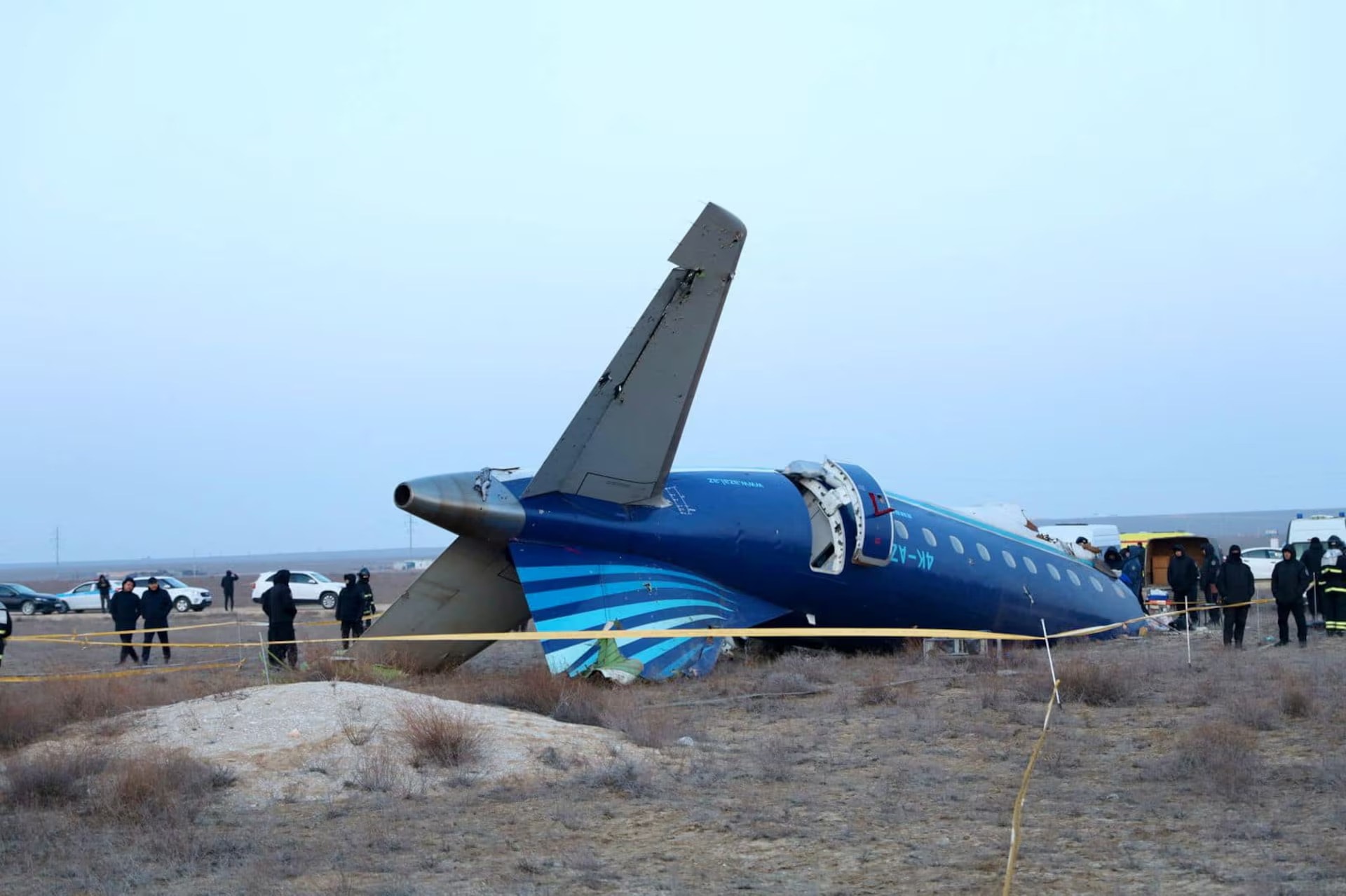 Hiện trường máy bay Azerbaijan Airlines rơi gần thành phố Aktau ở Kazakhstan. Ảnh: Reuters. 