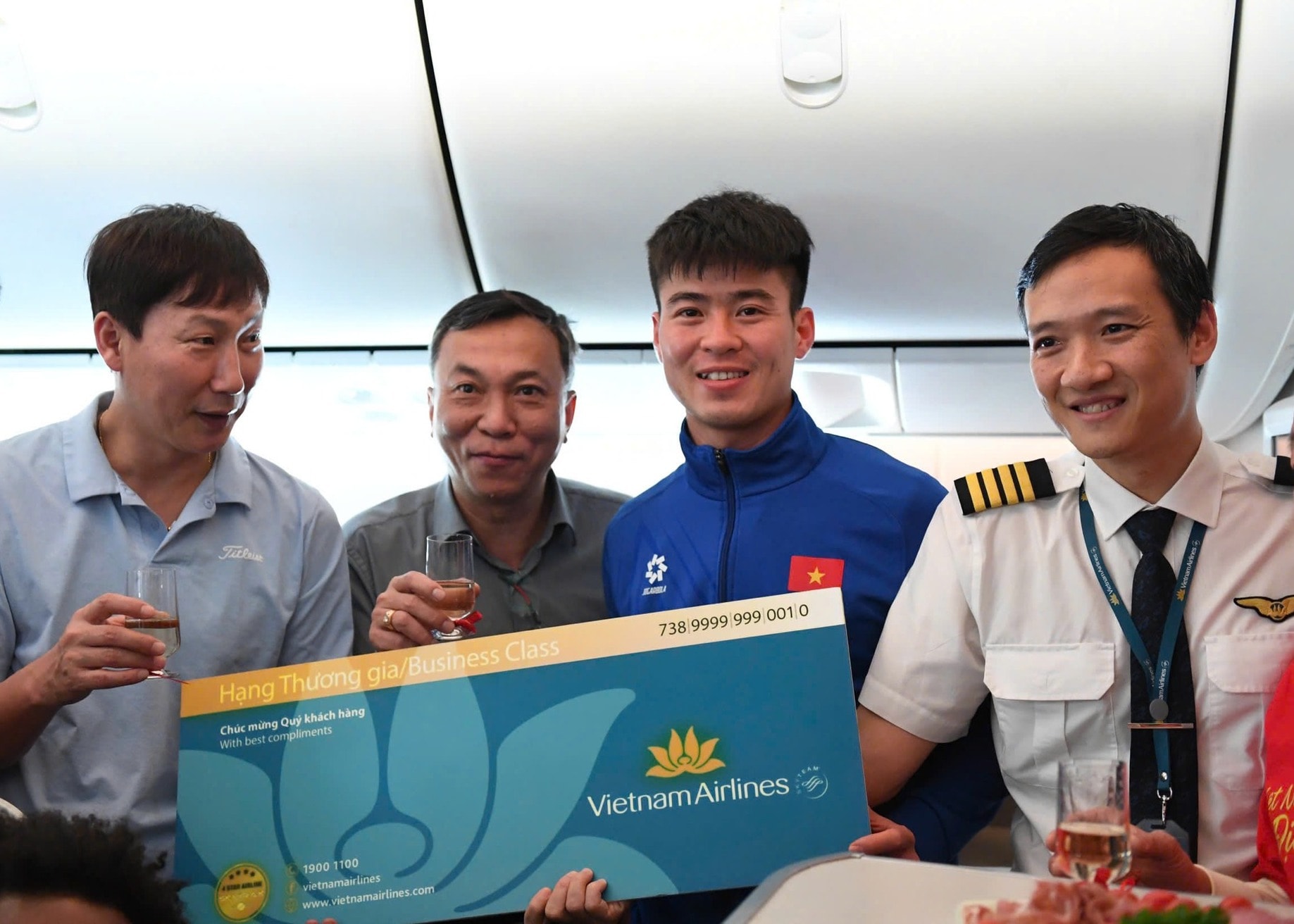 Vietnam Airlines tặng vé máy bay nội địa hạng Thương gia cho các cầu thủ bóng đá nam Việt Nam và thẻ Bông Sen Vàng hạng Bạch kim cho huấn luyện viên Kim Sang-sik để tri ân những nỗ lực và thành tích xuất sắc trong hành trình vô địch ASEAN Cup 2024. Ảnh: VNA. 