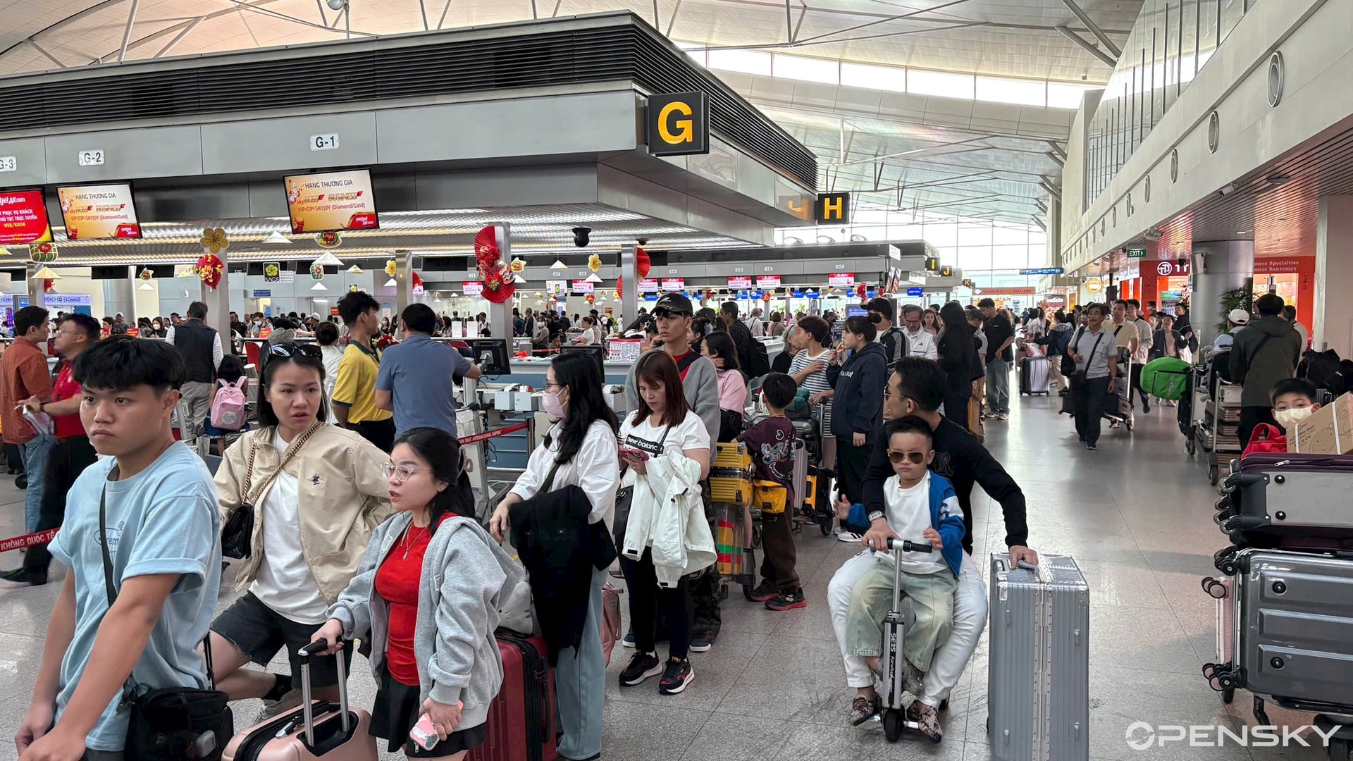 Như vậy, hôm nay, sân bay này xác lập kỷ lục mới về lượng khách đi lại trong dịp Tết Ất Tỵ 2025 (số lượt khách nhỉnh hơn so với hôm 24 tháng Chạp, đỉnh điểm của giai đoạn trước Tết).