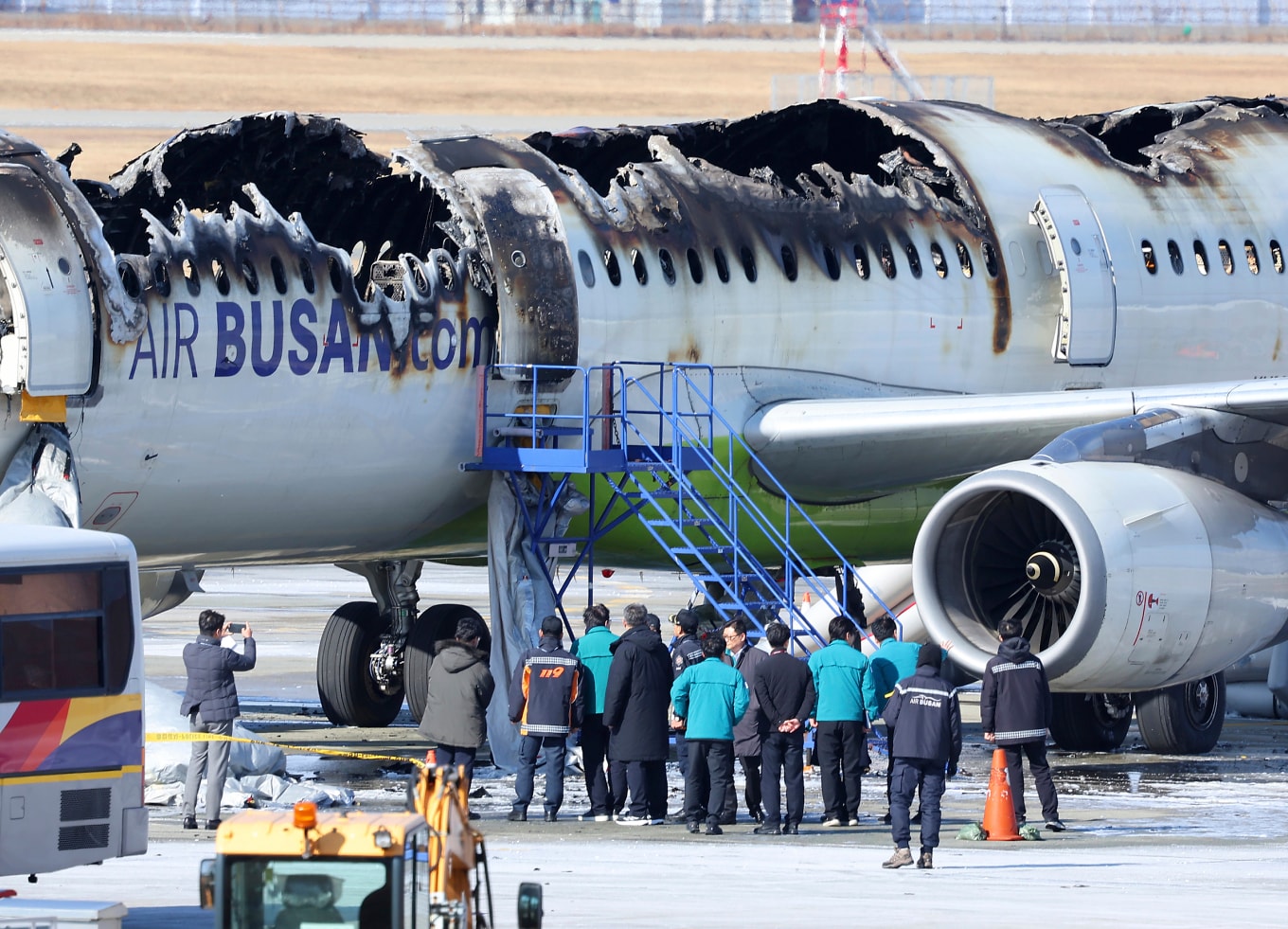 Máy bay Air Busan bị hư hại sau vụ cháy tại sân bay Gimhae, thành phố Busan ngày 28/1. Ảnh: AP.