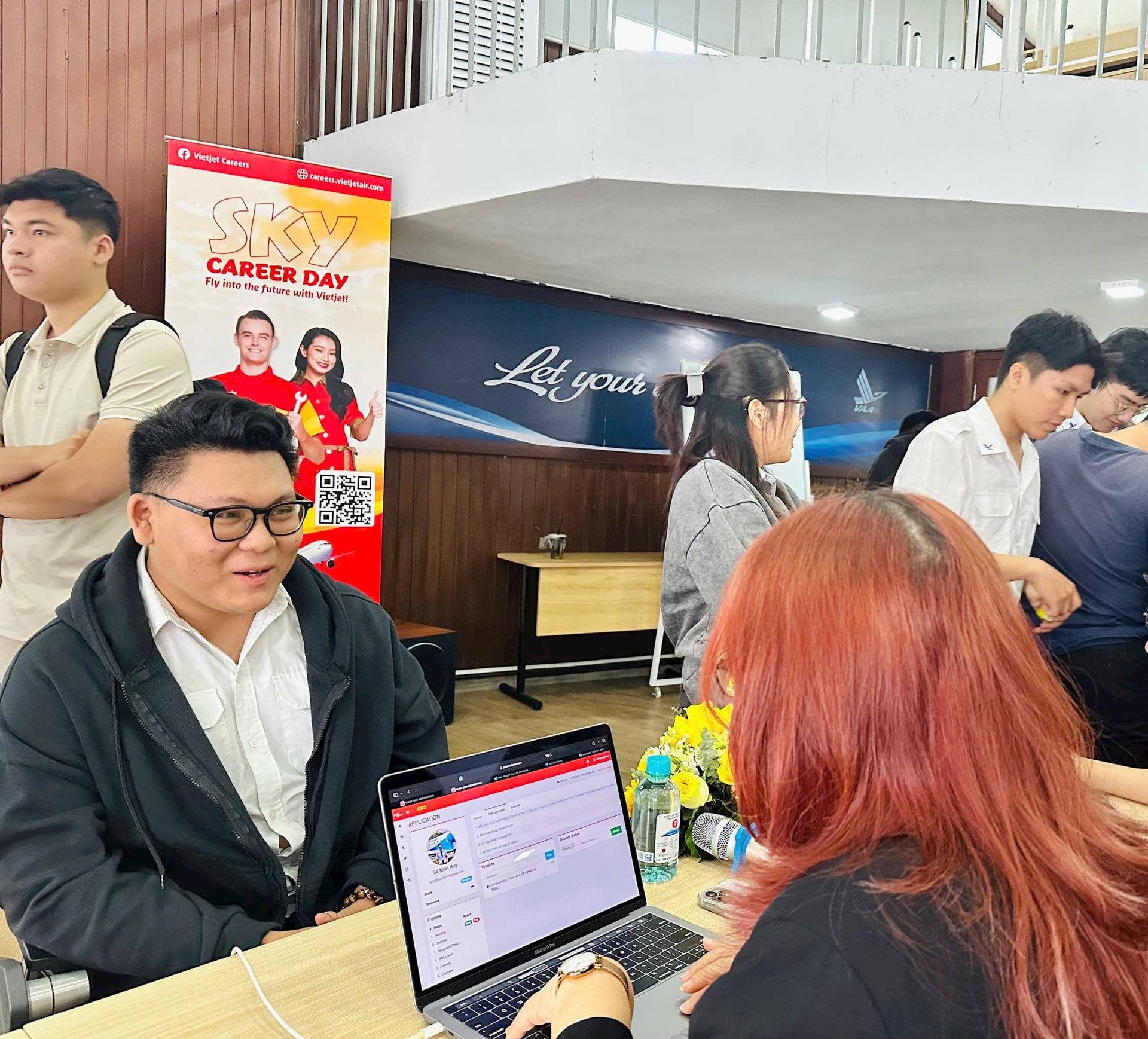 Minh Huy, sinh viên năm cuối ngành Kỹ thuật Hàng không – Học viện Hàng không Việt Nam tham gia phỏng vấn với VietJet sáng ngày 21/2 tại Học viện. Ảnh: VAA.