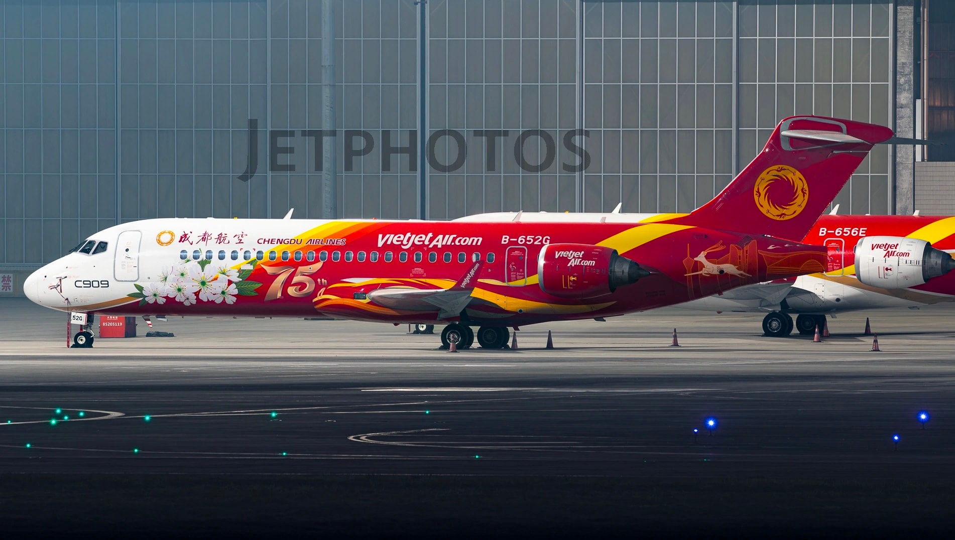 Chiếc máy bay C909 với nhận diện thương hiệu của Vietjet được thợ săn ảnh máy bay chụp hồi Tết Ất Tỵ vừa qua. Ảnh: Jetphotos.