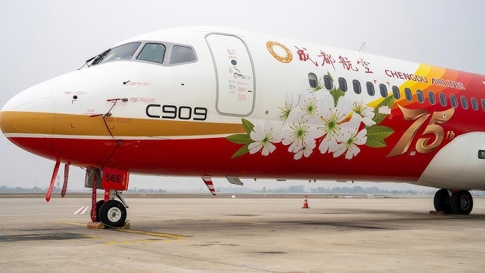 Cận cảnh chiếc C909 của COMAC. Tính đến 5/1/2025, đã có 160 tàu bay C909 của COMAC được cung cấp đến tổng cộng 12 hãng hàng không.