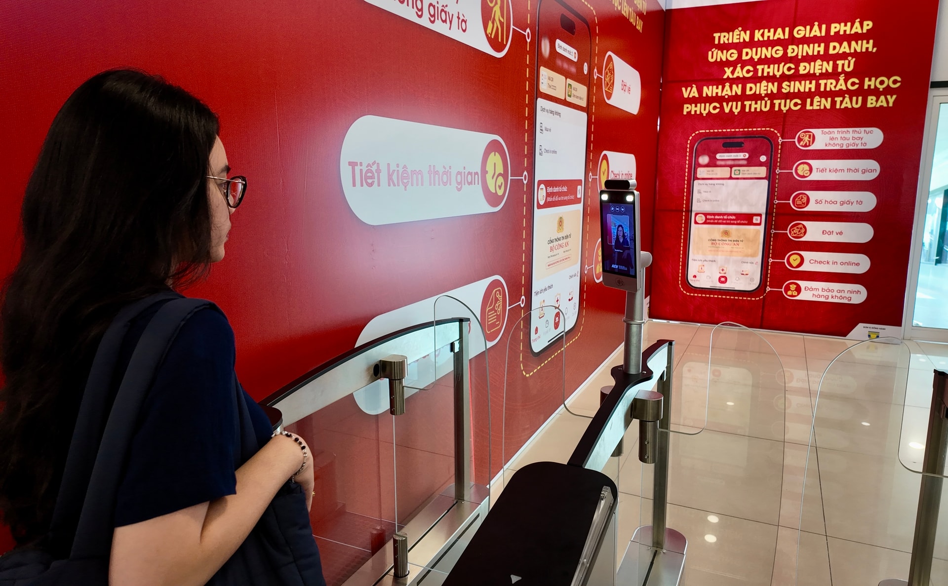 Hành khách làm thủ tục tại cửa ra máy bay