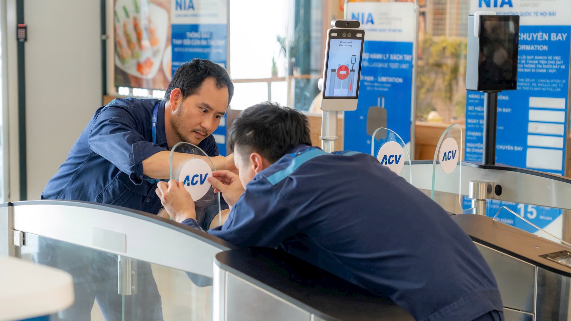 Các kỹ sư của Cảng HKQT Nội Bài hoàn thiện công tác lắp đặt thiết bị tại 15 cửa ra tàu bay tại Nhà ga T1.
