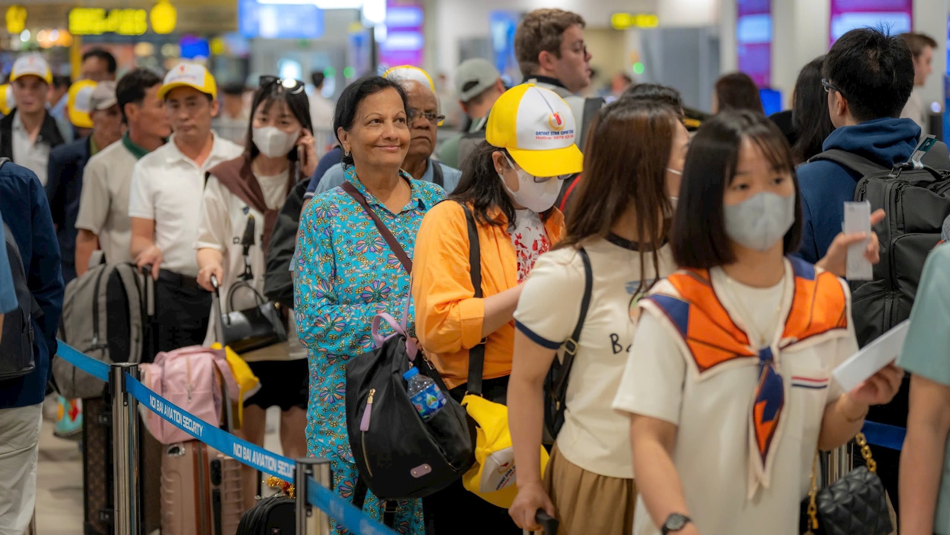 Hành khách xếp hàng chuẩn bị cho hành trình bay an toàn và thuận lợi.