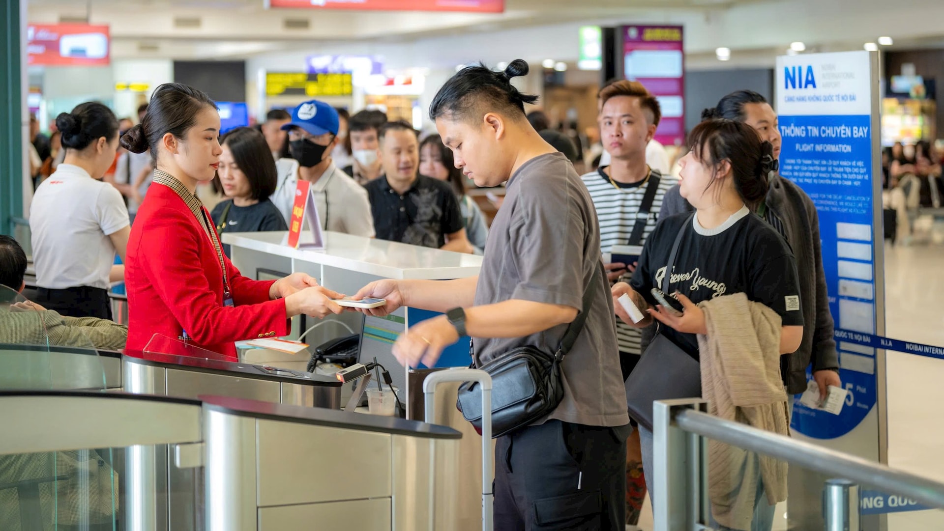 7. Hành khách xếp hàng làm thủ tục tại cửa ra tàu bay