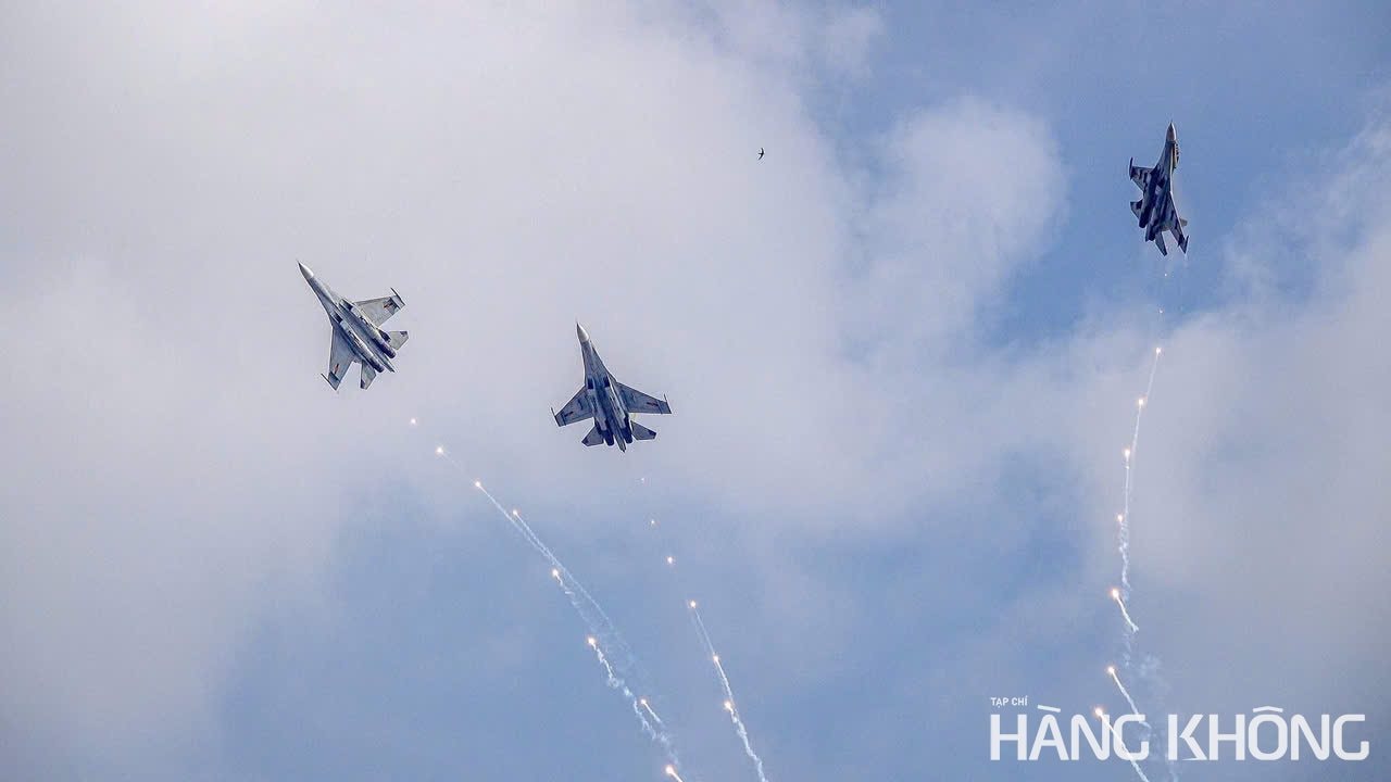 Những cánh thép tiêm kích Su-30MK2nhào lộn trên bầu trờ trong buổi tổng duyệt diễu binh, diễu hành 30/4 cấp nhà nước, chuẩn bị cho lễ kỷ niệm 50 năm đất nước thống nhất (30/4/1975-30/4/2025).