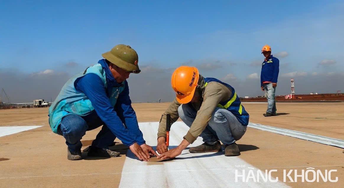 Hơn 1.000 kỹ sư và công nhân đã làm việc liên tục, triển khai đồng loạt 30 mũi thi công để hoàn thiện các hạng mục như sơn vạch kẻ đường, lắp đặt thiết bị chiếu sáng và hệ thống dẫn đường. 