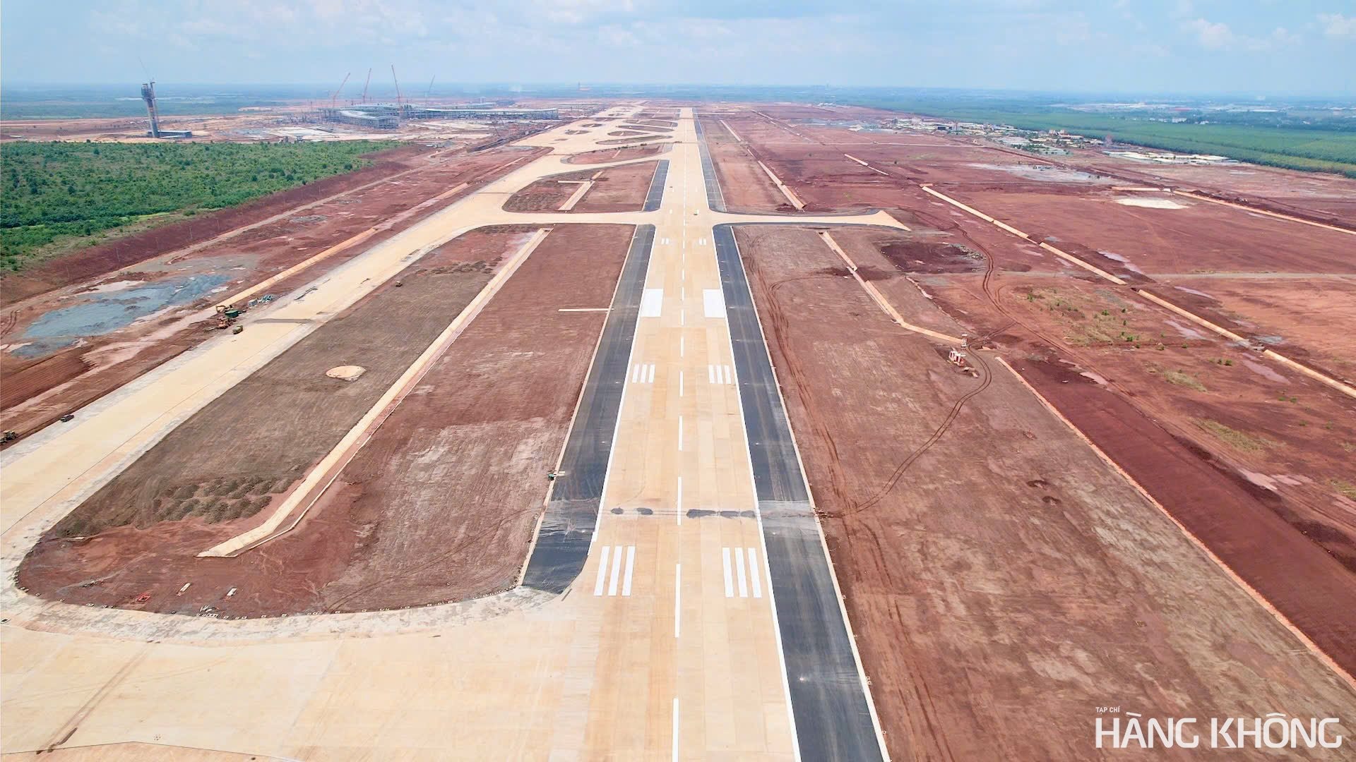 Đường cất hạ cánh số 1 sân bay Long Thành có chiều dài 4 km, bề rộng 70 m có thể tiếp nhận các loại tàu bay tiên tiến nhất hiện nay.