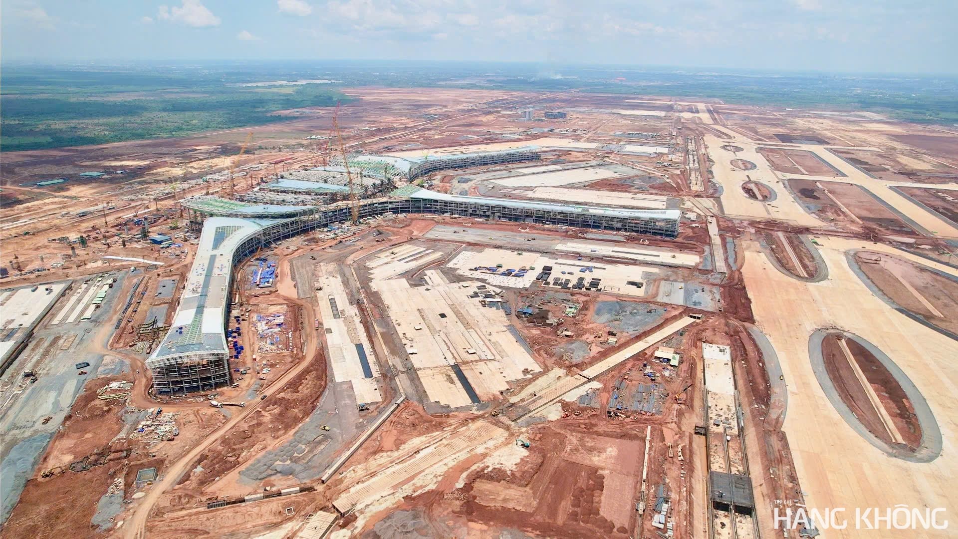 Dự án Cảng àng không Quốc tế Long Thành được chốt thời gian cơ bản phải hoàn thành trong năm 2025, đưa vào vận hành, khai thác thương mại vào nửa đầu năm 2026. Ảnh: Chí Hùng. 