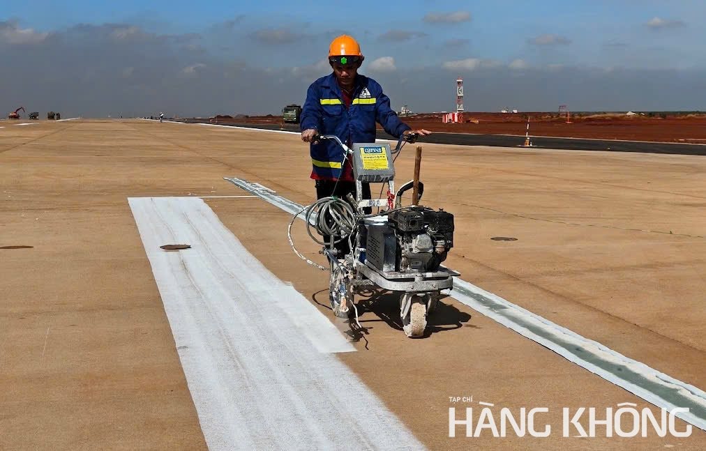 Hơn 1.000 kỹ sư và công nhân đã làm việc liên tục, triển khai đồng loạt 30 mũi thi công để hoàn thiện các hạng mục như sơn vạch kẻ đường, lắp đặt thiết bị chiếu sáng và hệ thống dẫn đường. 