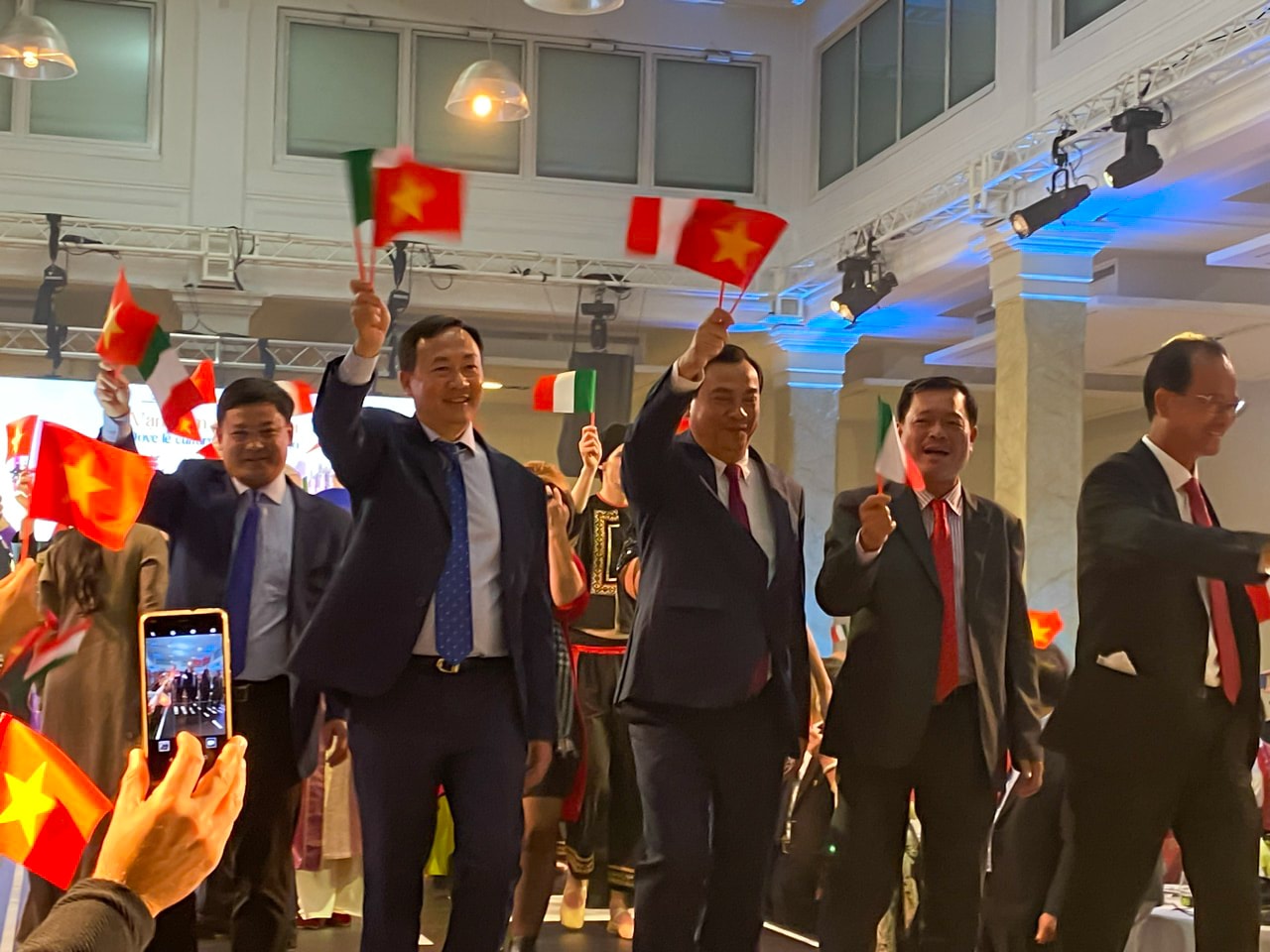2. Với đường bay thẳng giữa Hà Nội và Milan, các hoạt động giao lưu văn hóa, du lịch và kinh tế sẽ có động lực to lớn để phát triển trong tương lai