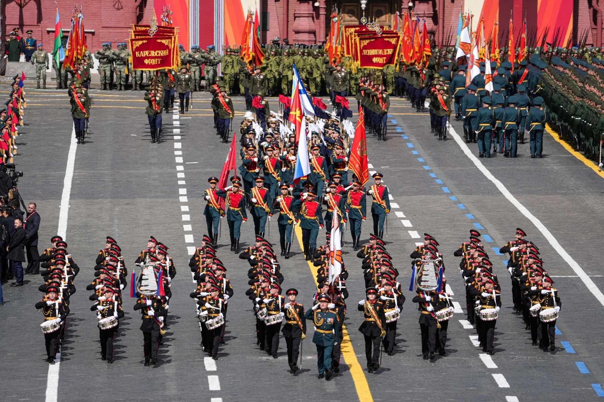 a qnqk2025_05_09T075055Z_1145847869_RC27EEA8NI2A_RTRMADP_3_WW2_ANNIVERSARY_RUSSIA_PARADE_min