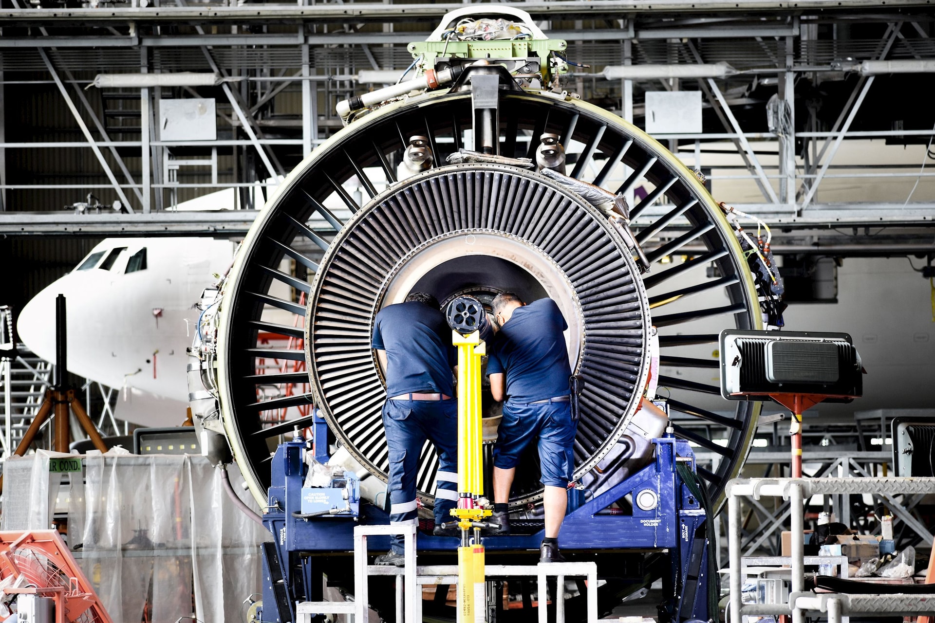 jet-engine-remove-from-aircraft.jpg